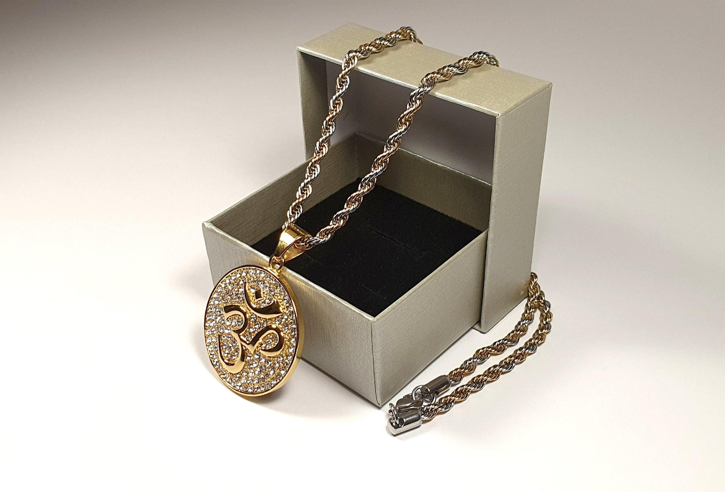 om 2 tone pendant dimond chain